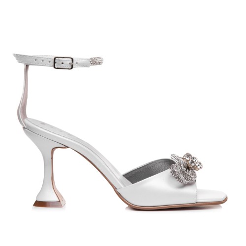 Sandale de mireasa albe cu varf patrat si accesorii Madeleine